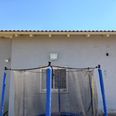 תאורת קיר חיצונית מותקנת על קיר הבית