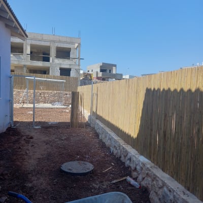 מריצה על אדמה חפורה ליד גדר במבוק