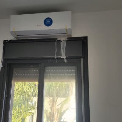 נזילת מים ממזגן על קיר לבן