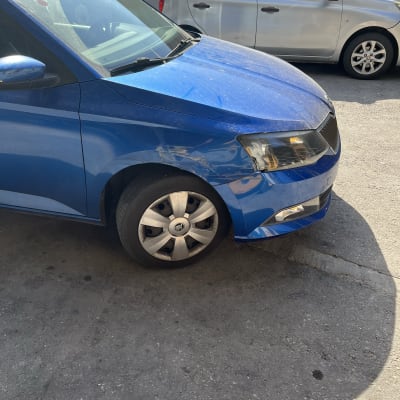 פגוש קדמי כחול עם נזק קל בפינה