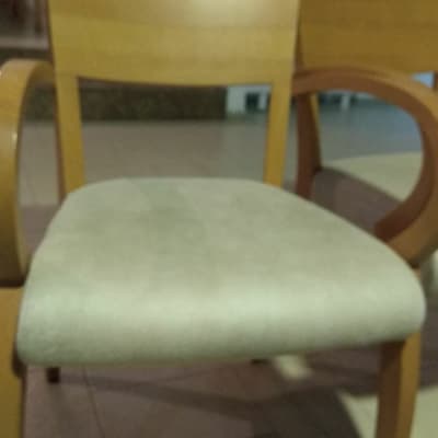 כיסא עץ עם ריפוד בד בהיר