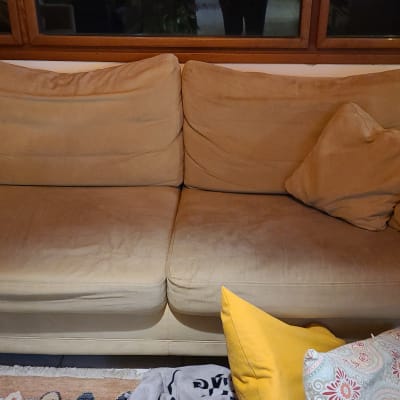 ספה עם כריות בצבע בז