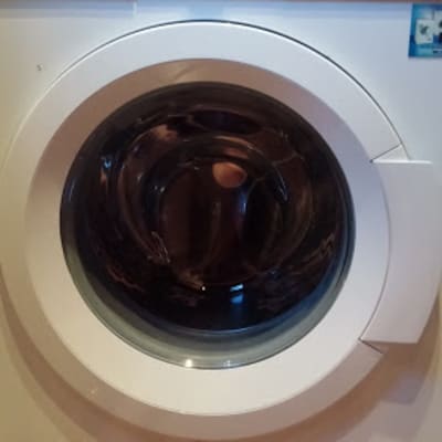 מכונת כביסה עם כפתורים ותצוגה דיגיטלית