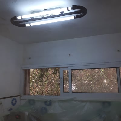 ניילון מכסה רהיטים בחדר עם תאורה חזקה