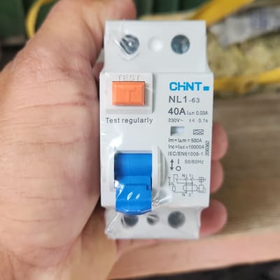 מפסק חשמלי עם כפתור כתום וכחול