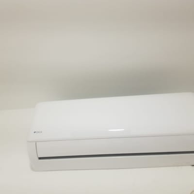 יחידת מיזוג אוויר לבנה מותקנת על קיר