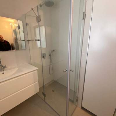 מקלחון זכוכית עם ראש מקלחת עגול וברז ידני