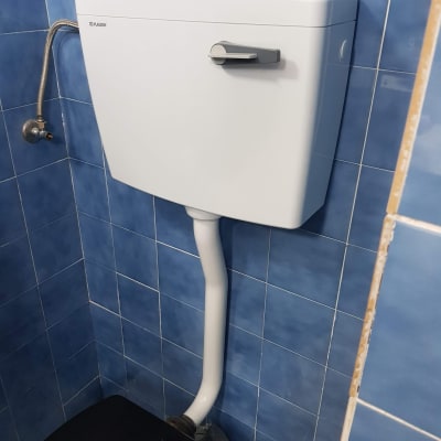 ניאגרה לבנה עם צינור חיבור לקיר