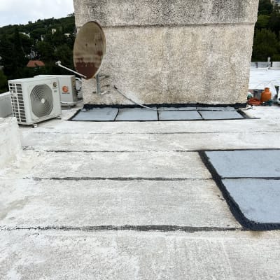 גג עם יריעות איטום ואביזרי איטום נוספים