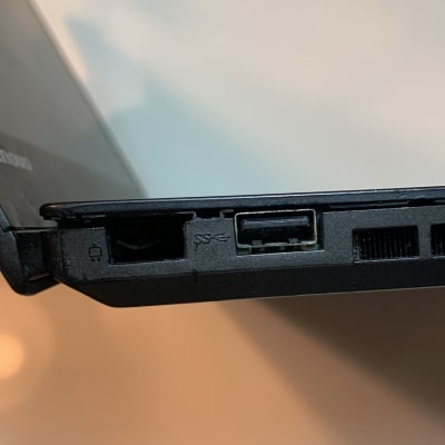 חיבורי USB ו-Ethernet במחשב נייד