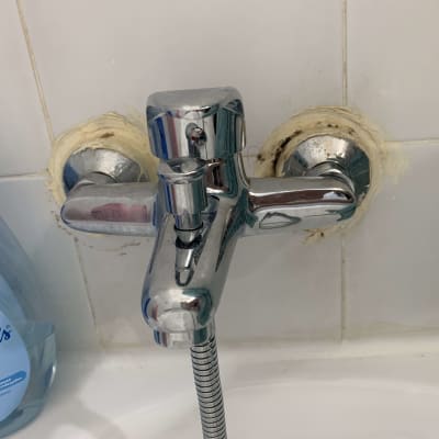 ברז אמבטיה עם חיבורי צינור ומעטפת איטום