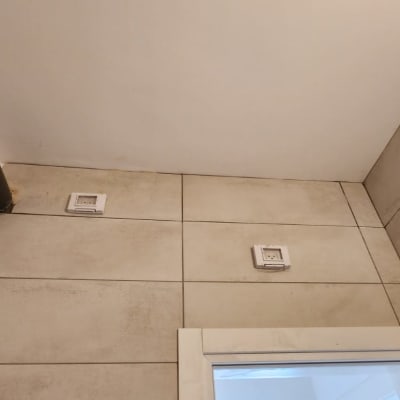 קיר עם אריחים, צינור ופתחי אוורור