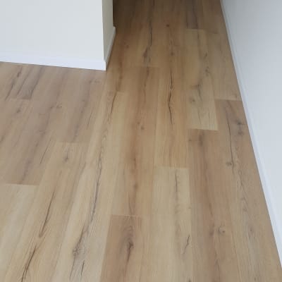 רצפת פרקט עץ בגוון טבעי במסדרון צר