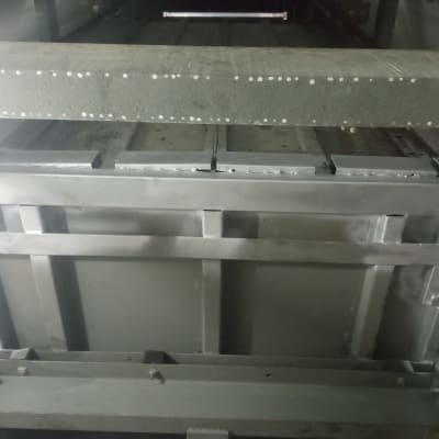 מסגרת מתכתית עם ברגים וחיבורים