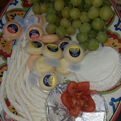 מגש גבינות, עגבניות וענבים לאירוח