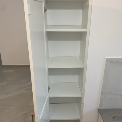 ארון פתוח עם מדפים ריקים לניקוי