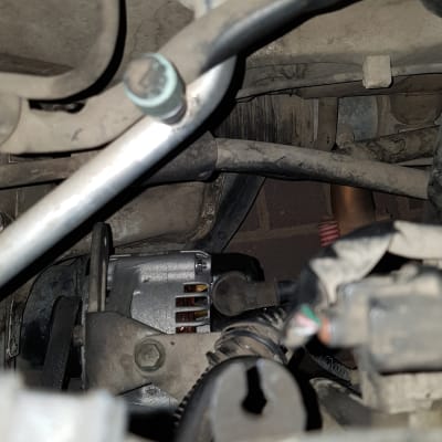 חלקי מנוע עם צינורות וחיבורים מתכתיים