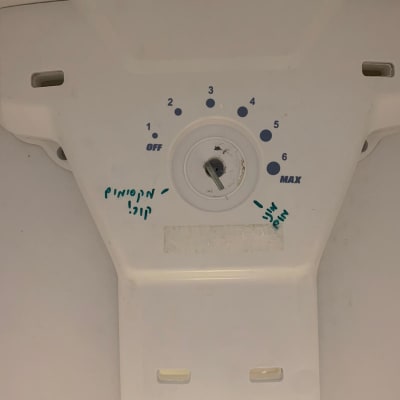 כפתור ויסות טמפרטורה במקרר עם מספרים