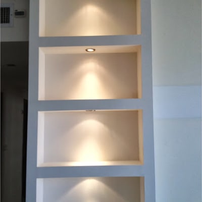 מדפי קיר צבועים בלבן עם תאורה עליונה