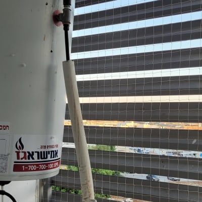 דוד שמש עם צינור ומערכת למניעת יונים