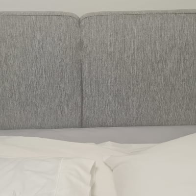 ראש מיטה מרופד אפור עם כריות לבנות