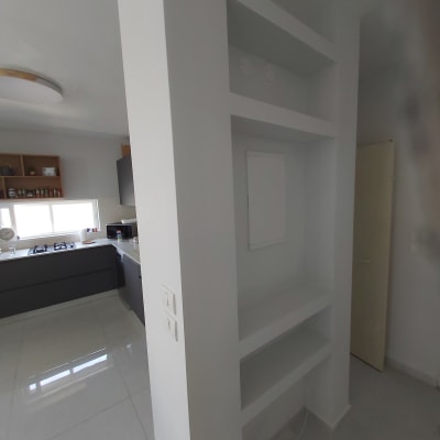 מדפי גבס לבנים מובנים בקיר