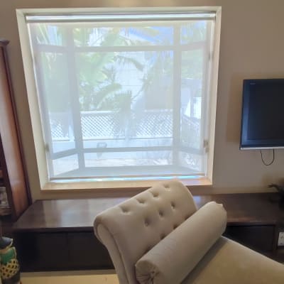 וילון לבן על חלון גדול בחדר מואר