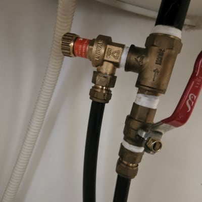 שסתום ומחברים בצנרת דוד שמש