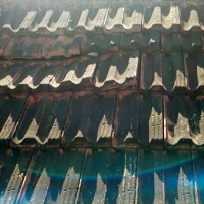 הגג לפני התיקון. קורה שבורה גרמה למספר רעפים לקרוס פנימה, לאחר התיקון אי אפשר לראות או להרגיש שהייתה בעיה.