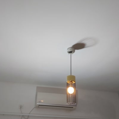 תקרה צבועה עם מנורה תלויה ומזגן