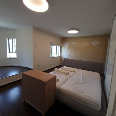 קיר צבוע חלקית עם כתמי צבע לבנים