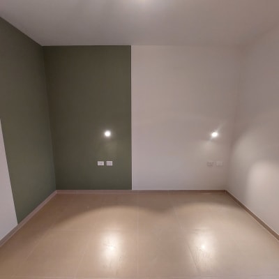 קיר צבוע, תאורה שקועה, שקעי חשמל חדשים