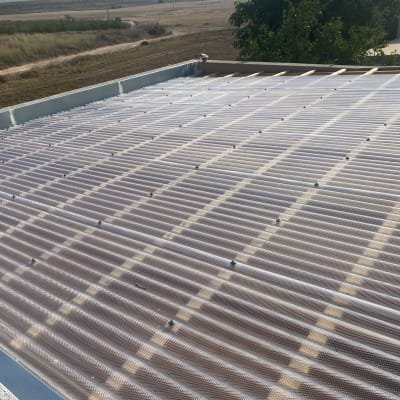 גג פלסטיק שקוף עם ברגים על מסגרת עץ