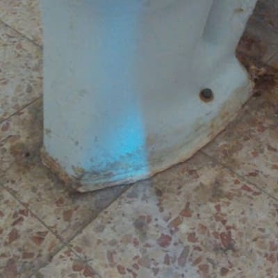 בסיס אסלה עם כתמי חלודה על רצפה