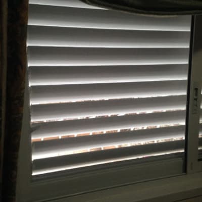 תריסי אלומיניום סגורים עם אור חודר