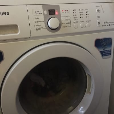 מכונת כביסה עם כפתורים ותצוגה דיגיטלית