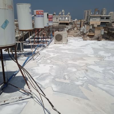 גג אטום בחומר לבן עם דודים ומזגנים