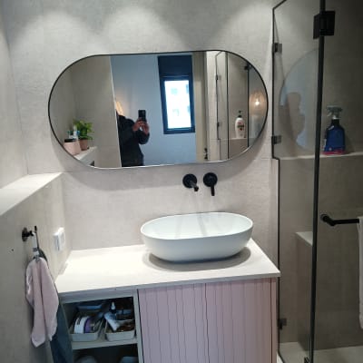 ארון אמבטיה עם כיור ומראה