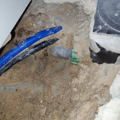 צינורות פלסטיק כחולים ושחורים באדמה