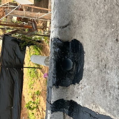 צינור אטום בזפת על גג בטון