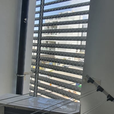 רשת מתכת על חלון למניעת כניסת יונים