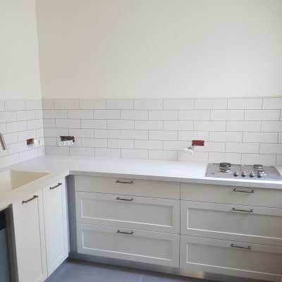 מטבח בשיפוץ עם אריחים חדשים וברז מותקן