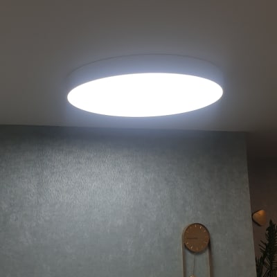 מנורת תקרה עגולה מוארת על קיר