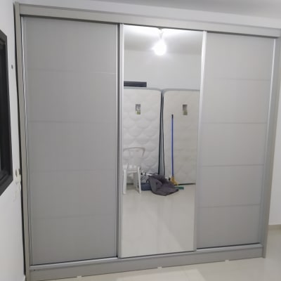 ארון הזזה עם מראה וחפצים בחדר