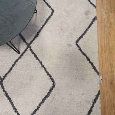 שטיח עם כתמים על רצפת עץ