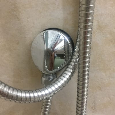 צינור מתכת גמיש מחובר לקיר