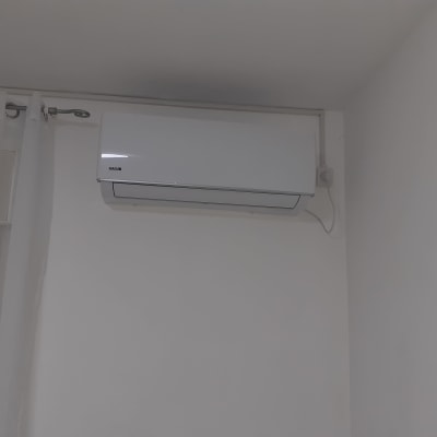 מזגן קיר לבן מותקן על קיר לבן