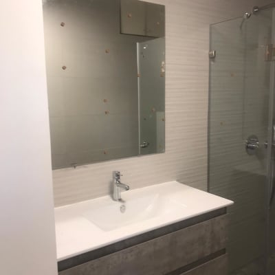 כיור עם ברז ומראה בחדר אמבטיה