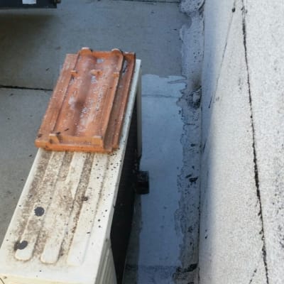 איטום קיר עם חומר איטום אפור ליד מזגן