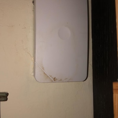 ארון חשמל לבן על קיר